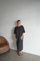 Vestido largo de viscosa color negro con estampado de lunares blancos, escote redondo y mangas cortas.