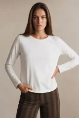 Remera de manga larga con cuello redondo, confeccionada en tejido de algodón con elastano, de calce ajustado al cuerpo.