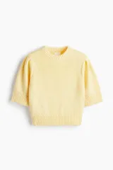 Top de punto acanalado color amarillo, con cuello redondo, mangas cortas abullonadas y terminaciones acanaladas en puños y ruedo.