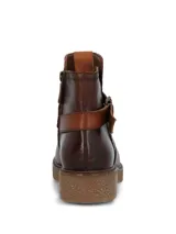 Botines de cuero color marrón oscuro, con diseño de caña media, cierre lateral y una tira decorativa con hebilla metálica sobre el empeine. Presentan una suela de goma texturizada en tono natural y un pequeño logo metálico en la parte superior de la caña.