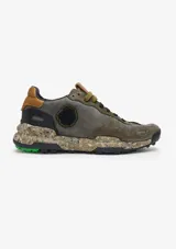 Championes Satorisan modelo Chacrona Premium, de diseño inspirada en el cross training de los años 80. Confeccionados en cuero color verde militar con detalles en marrón tostado y negro, entresuela con estampado texturizado y suela de gran agarre.