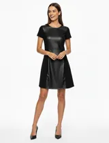 Vestido midi negro con panel frontal de cuero sintético y paneles laterales de tela. De manga corta y escote redondo.