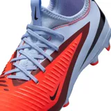 Championes de fútbol Nike Phantom 6 Low Academy, con diseño de corte bajo en color celeste y detalles en rojo y negro. Presentan una estructura texturizada para un mejor control del balón y suela con tapones para tracción en césped.