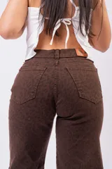 Pantalón wide leg de denim con estampado animal print en tonos chocolate y café, de tiro alto y corte recto y fluido.