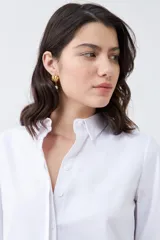 Camisa blanca de vestir, de corte clásico y manga larga.