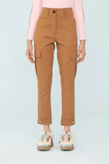 Pantalón cargo color camel, de corte recto, con bolsillos laterales con solapa y botón, y botones decorativos en el ruedo.