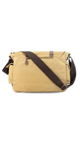 Morral de tela canvas color gris con detalles en cuero marrón, con tapa y doble bolsillo frontal, trasero y laterales. Interior espacioso con compartimento para notebook de 15". Correa de galón regulable para mayor comodidad.