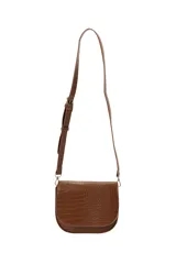 Bandolera de cuero sintético marrón con textura efecto cocodrilo, solapa frontal redondeada y correa ajustable.