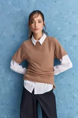 Remera negra de manga corta, con cuello redondo y diseño de corte recto.