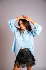 Camisa color beige de muselina con bordado en la parte delantera y mangas globo.