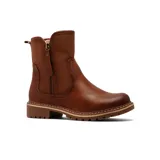 Bota corta de estilo casual, confeccionada en cuero sintético negro con textura granulada. Presenta un diseño de caña media con cierre lateral funcional y suela de goma dentada con detalle de costura visible en el borde.