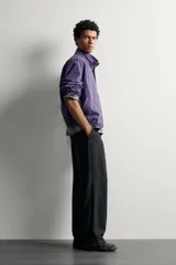Cazadora relaxed fit de algodón en color violeta, con efecto lavado, cuello subido, cierre frontal con cremallera y bolsillos de vivo en la cadera.