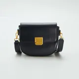 Bolso bandolera negro de cuero con correa ajustable y cierre dorado.