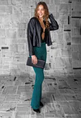 Pantalón acampanado de tiro medio confeccionado en tejido azul con textura y lurex.