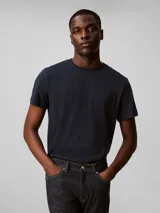 Remera de manga corta y cuello redondo, confeccionada en algodón, con micrologo de la marca bordado en el pecho.