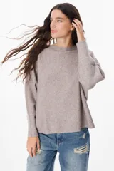 Sweater de silueta holgada con cuello a la base, mangas murciélago y ruedo redondeado. Confeccionado en tejido de punto fino monocolor.