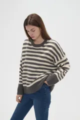 Sweater de tejido de punto con diseño de rayas horizontales en color rojo y azul marino, cuello redondo a la base y mangas largas con corte holgado.