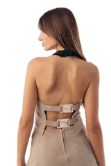 Top halter de gamuza ovina color crudo con cuello alto trenzado en cuero negro y detalles a contratono.