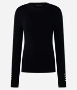 Suéter ajustado de punto color crema, con cuello redondo y mangas largas con botones metálicos en los puños. Confeccionado con viscosa sostenible.