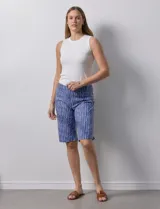 Bermuda a la rodilla con estampado de rayas verticales azules y blancas, pretina ancha elastizada.
