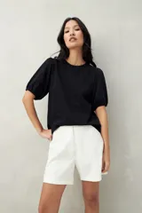 Bermuda sastrera color blanco con finas rayas verticales, de tiro alto y corte a la rodilla.