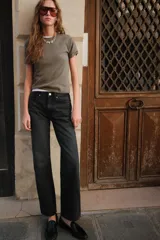 Jersey de punto color rosado claro, con cuello redondo y manga corta. Presenta una textura suave y un acabado ligeramente jaspeado.