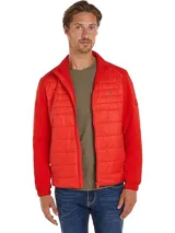 Campera roja con cierre de cremallera, cuello alto y mangas largas. Tiene dos bolsillos delanteros y logo de Tommy Hilfiger en el pecho y en la manga.