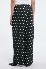 Pantalón de viscosa con estampado animal print de leopardo, cintura elastizada con lazo regulable y pierna recta.