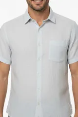 Camisa negra de manga corta, con cuello clásico, cierre frontal con botones y bolsillo ojal en el pecho.