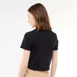Camiseta corta de tejido de canalé en color negro, con cuello redondo, mangas cortas y detalle de nudos laterales.