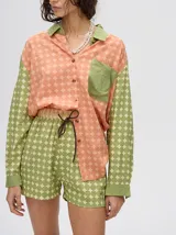 Short boxy de viscosa con estampado geométrico en tonos verde y beige, de tiro medio con pretina elástica y cordón de ajuste marrón oscuro.