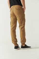 Pantalón cargo negro para hombre, de corte regular, con puños y logo metálico. Confeccionado en algodón y spandex.
