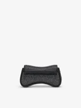 Cartera bandolera compacta Diesel Play Crossbody XS, de diseño curvo con acabado brillante plateado. Cuenta con el icónico logo Oval D en el frente y correa desmontable para llevarla cruzada o como clutch.