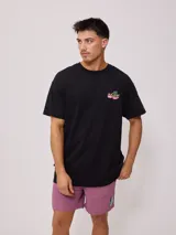 Short de baño color azul, con cintura elástica y cordón ajustable. Presenta un parche pequeño con logo en la parte inferior de la pierna.