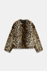 Chaqueta de Zara Woman Collection confeccionada en tejido efecto pelo con estampado animal print. Presenta cuello redondo, manga larga, bolsillos delanteros y cierre frontal con botones metálicos en relieve.