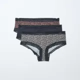Pack de tres shortys de microfibra, compuestos por una bombacha lisa en color negro y dos con estampado animal print. Todas las prendas cuentan con detalles de encaje negro en la cintura y en las piernas.