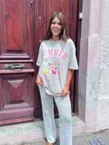 Remerón beige con estampado de texto "Summer" en rosa y dibujo de un trago.