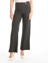 Pantalón de corte wide leg en color gris, con cintura alta y detalle de pretina prolongada con hebilla metálica lateral. Presenta costuras verticales frontales y cierre con gancho interno.