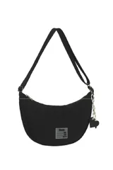 Bandolera de tela color verde oliva con correa regulable, cierre superior y aplique de parche con texto en el frente.