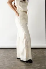 Pantalón de lino crudo, de tiro medio/alto, corte wide leg y elástico en la espalda.