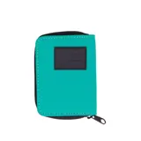 Billetera pequeña de color verde con cierre perimetral negro y parche de goma con logo de la marca en el frente.