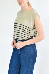 Musculosa de tejido de punto con cuello redondo, diseño sin mangas y estampado de rayas horizontales finas en color negro sobre base beige.