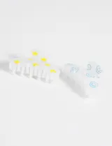 Set de dos broches para el pelo de acrílico transparente, uno con coronas amarillas y otro con caritas sonrientes azules.