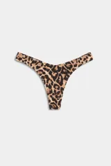 Tanga de bikini estilo 90s con estampado animal print de leopardo, tiro alto y diseño cavado.