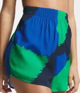 Short de playa confeccionado en viscosa, con cintura elástica fruncida y diseño de estampado abstracto en tonos azul, verde y azul marino.