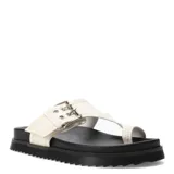 Sandalias Miss Carol modelo Funi estilo ojota, color blanco con suela negra dentada y detalles de hebilla metálica plateada.