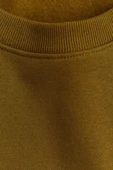 Buzo de tejido de punto color verde oliva, con cuello redondo y manga larga. Presenta un estampado frontal en blanco con texto en francés que dice "Ce soir on va danser" (Esta noche vamos a bailar).