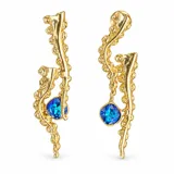 Aros colgantes de bronce enchapado en oro, con diseño orgánico en forma de tentáculos y un cristal Swarovski azul engarzado.