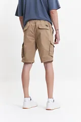 Bermuda cargo color verde militar, con cintura elastizada, bolsillos laterales y pasacinto.