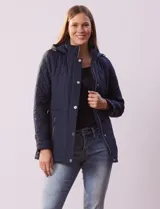 Campera capitoneada azul marino con capucha desmontable, cierre frontal con botones a presión y bolsillos laterales con cierre.